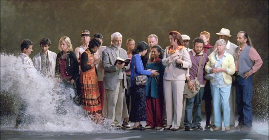 Bill-Viola gente che attende mentre arriva l'acqua